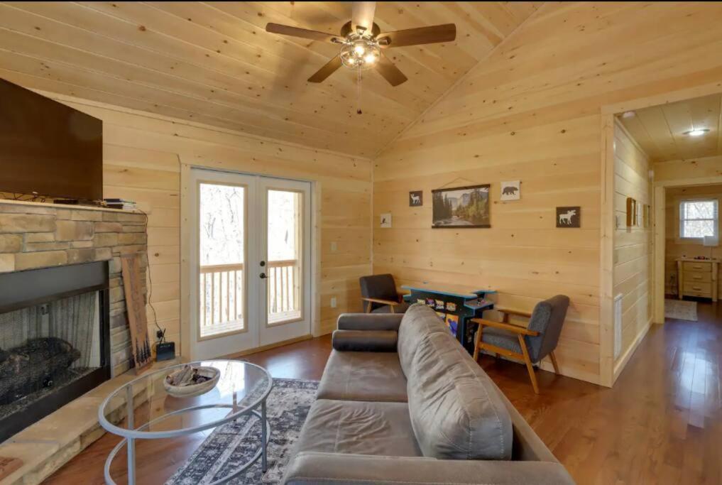 New Serene, Fun & Comfy Cabin- Covered Deck, Grill, Arcade Murphy Luaran gambar