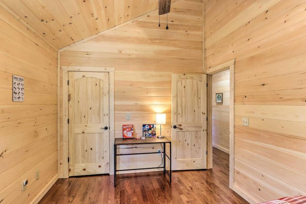 New Serene, Fun & Comfy Cabin- Covered Deck, Grill, Arcade Murphy Luaran gambar