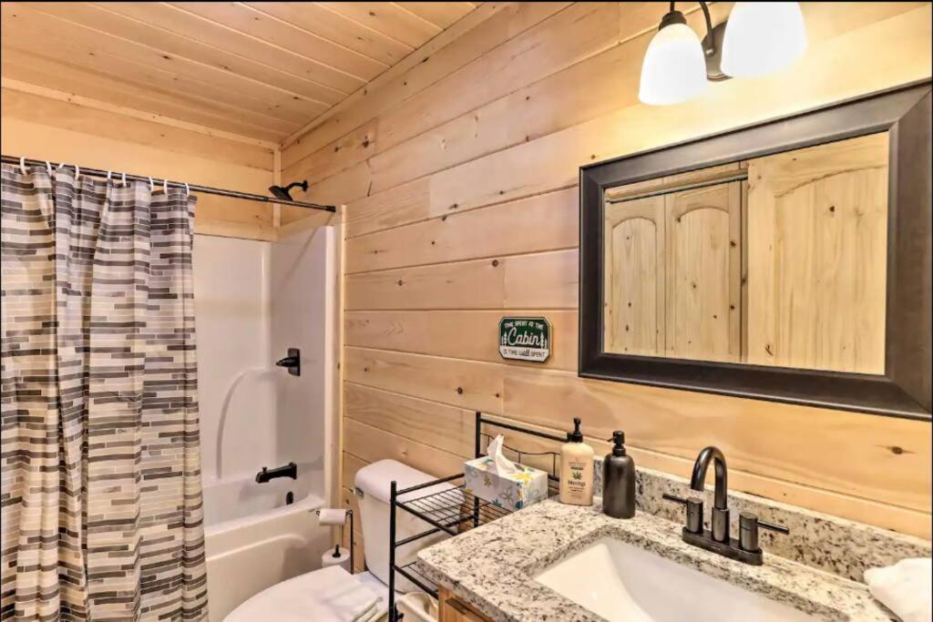 New Serene, Fun & Comfy Cabin- Covered Deck, Grill, Arcade Murphy Luaran gambar