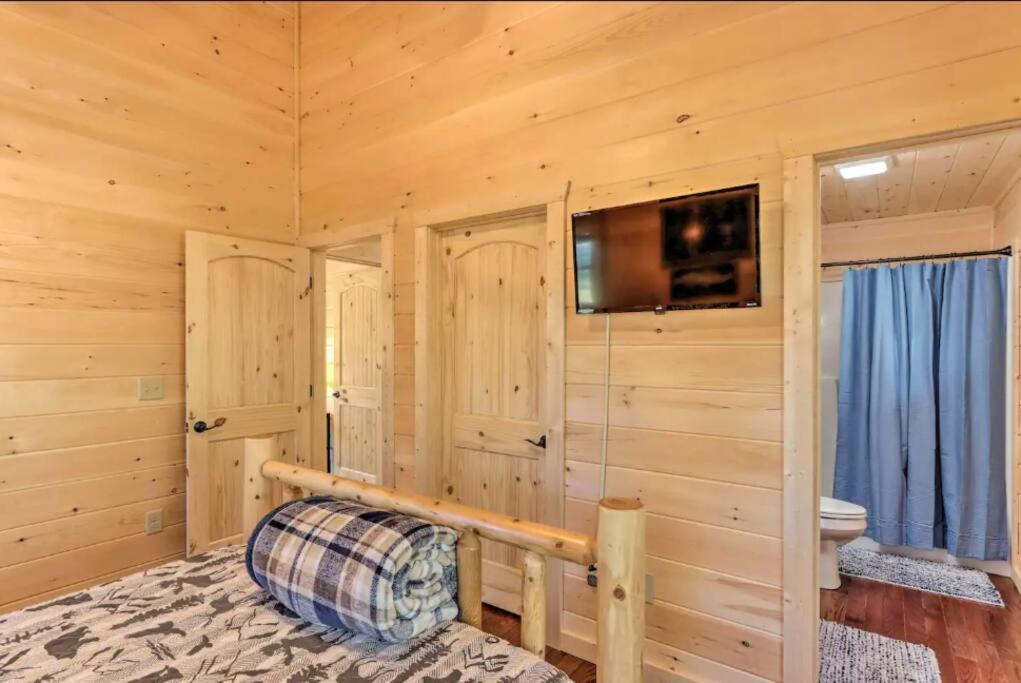 New Serene, Fun & Comfy Cabin- Covered Deck, Grill, Arcade Murphy Luaran gambar