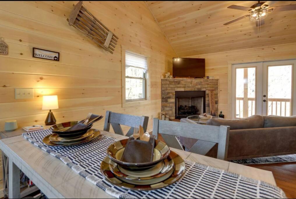New Serene, Fun & Comfy Cabin- Covered Deck, Grill, Arcade Murphy Luaran gambar
