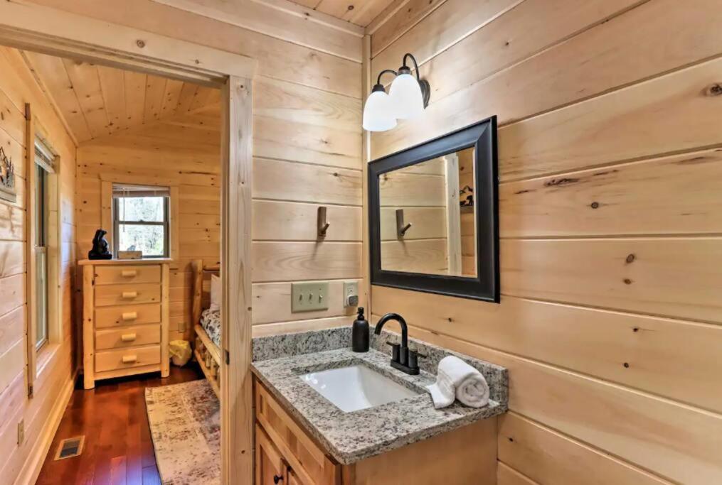 New Serene, Fun & Comfy Cabin- Covered Deck, Grill, Arcade Murphy Luaran gambar